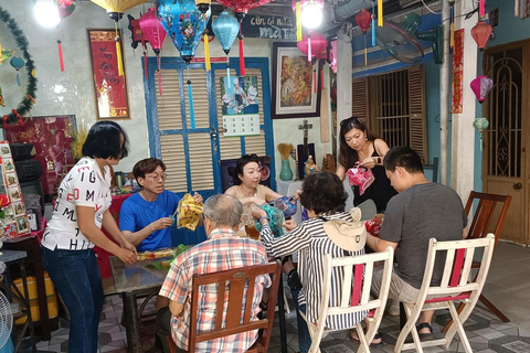 Clase de Fabricación de Linternas - El Gran Patrimonio Cultural de Hoi AnHoi An: Clase de fabricación de linternas en una casa local