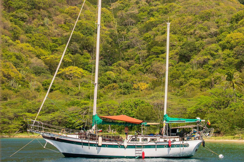 Santa Marta: Bahía Concha Sailing with Lunch & Snorkel