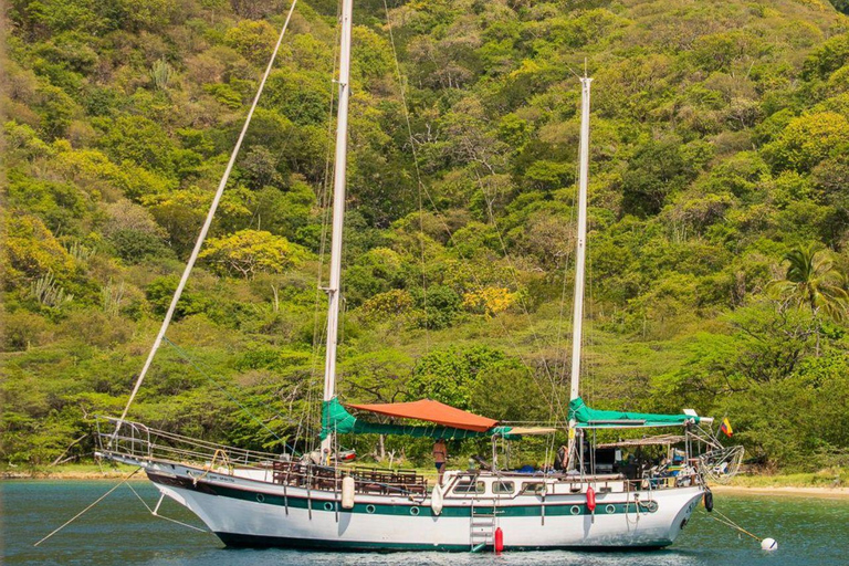 Santa Marta: Bahía Concha Sailing with Lunch & Snorkel