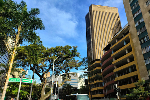 Medellín: Tour durch die Comuna 13, den Botero Park und den Metrocable mit einem lokalen Guide