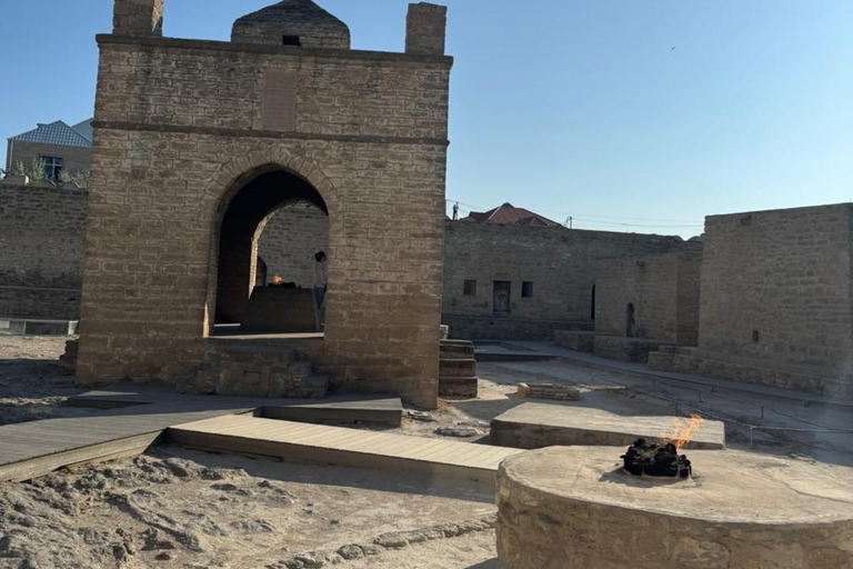 火与能量之地：火神殿、燃烧的山和 I LOVE BAKU 照片体验火与能量之地：火焰寺、燃烧的山脉和 I LOVE BAKU 摄影体验