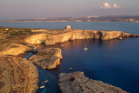 傍晚双体船渡轮巡游至蓝泻湖傍晚双体船巡游蓝泻湖