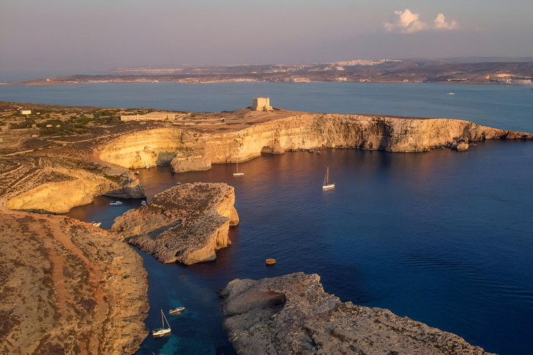 傍晚双体船渡轮巡游至蓝泻湖傍晚双体船巡游蓝泻湖