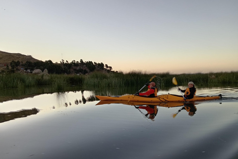 Kajakfahrt am Morgen auf dem TiticacaseeKajakfahren am Morgen auf dem Titicacasee