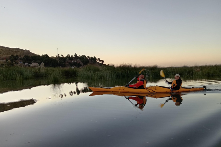 Kajakfahrt am Morgen auf dem TiticacaseeKajakfahren am Morgen auf dem Titicacasee