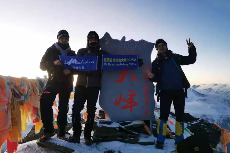 Chengdu: 6-Day Mt. Siguniang Dafeng Erfeng Climbing Tour