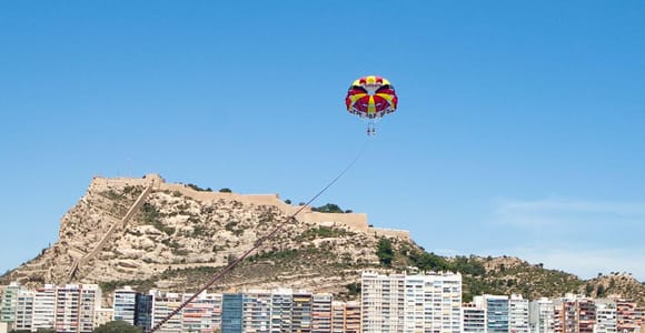 Alicante: 15-Minute Parasailing Flight, Boat Trip & Drink