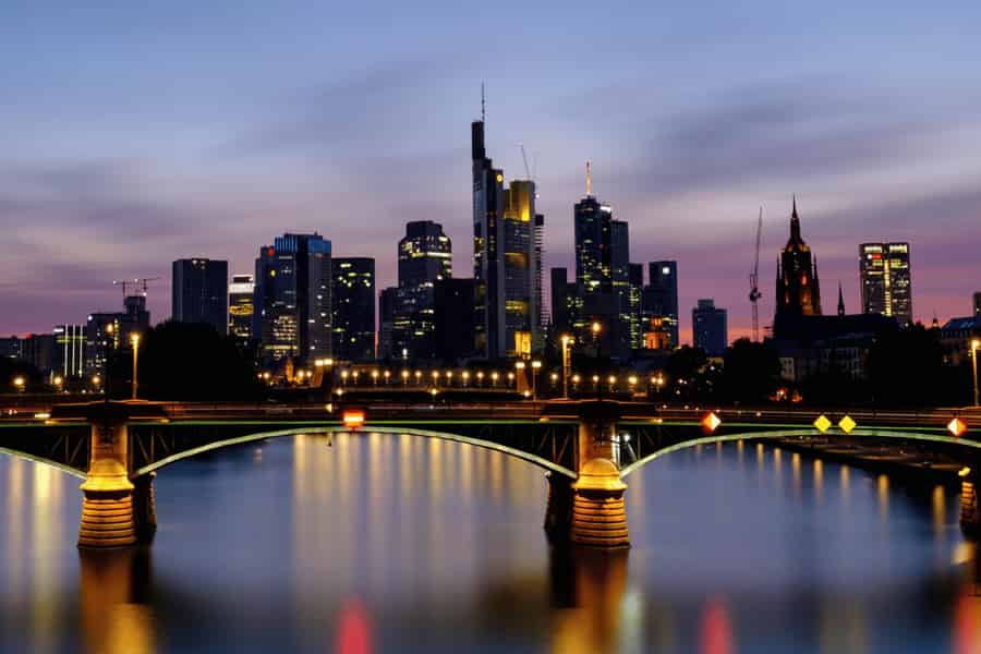 Frankfurt: Lounge Abendfahrt Frankfurt. Foto: GetYourGuide