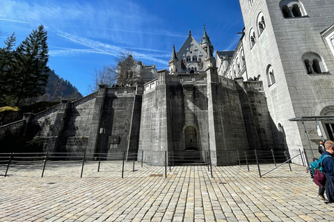 Hohenschwangau: Guided Tour to Neuschwanstein Castle, including tickets Hohenschwangau: Neuschwanstein Castle Tour with Guide and Ticket