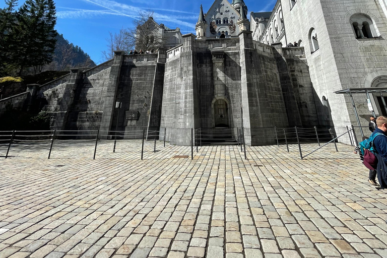 Hohenschwangau: Guided Tour to Neuschwanstein Castle, including tickets Hohenschwangau: Neuschwanstein Castle Tour with Guide and Ticket