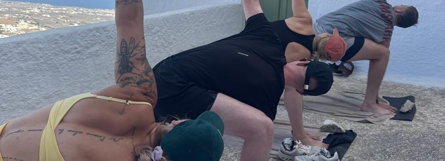 Yoga matinal et randonnée à Santorin, calme et ambiance locale