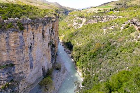 De Berat: excursion d'une journée aux cascades de Bogovë et aux canyons d'Osum