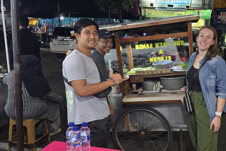 Jakarta: avondwandeltour met snacks en dinerJakarta: nachtelijke wandeltour met snacks en diner
