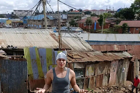 Nairobi: Excursão guiada de meio dia a pé pela favela de Kibera.Favela de Kibera: Excursões a pé de meio dia pela cidade de chocolate, Nairóbi