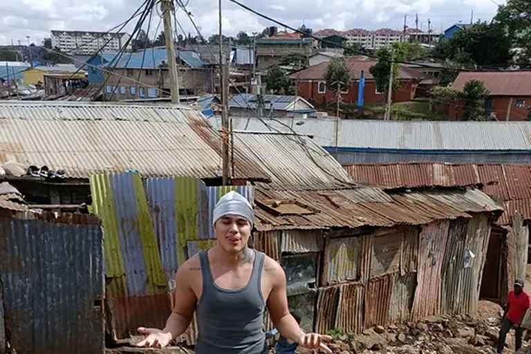 Nairobi: Excursão guiada de meio dia a pé pela favela de Kibera.Favela de Kibera: Excursões a pé de meio dia pela cidade de chocolate, Nairóbi