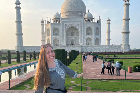 Agra: Tour turístico de un día completo en coche con guía oficial