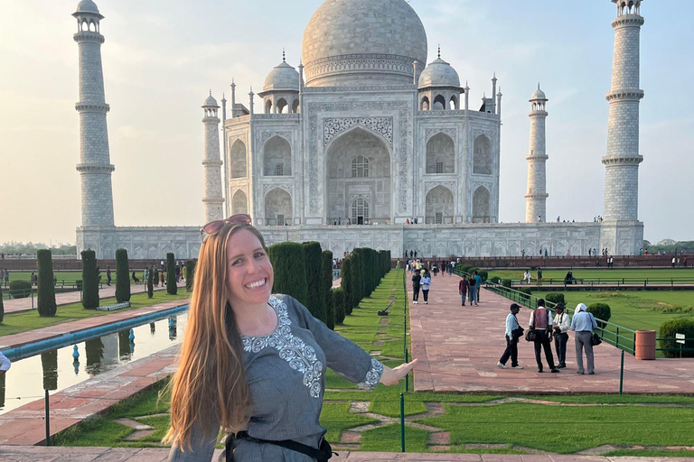 Agra: Tour turístico de un día completo en coche con guía oficial