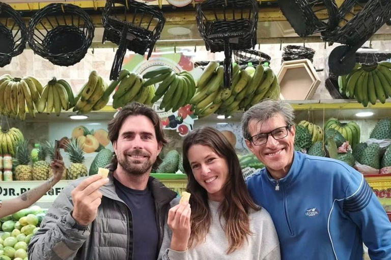Bogotá: Paloquemao Market Tour with Fruit Tasting