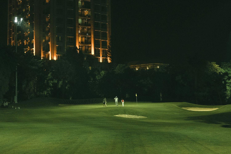 Jakarta: Senayan Night Golf with City Views and Transfer Night Gold with Premium Hotel Pickup & Golf Club Set