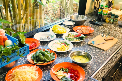 Autentyczne tajskie gotowanie z Pui w Khao LakLekcja gotowania autentycznych tajskich dań w Khao Lak Pui