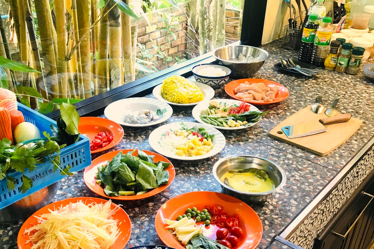 Autentyczne tajskie gotowanie z Pui w Khao LakLekcja gotowania autentycznych tajskich dań w Khao Lak Pui