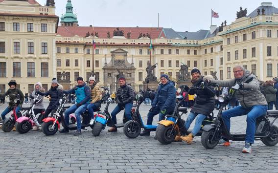 Prag auf Rädern: Private, live geführte Touren auf eScootern