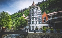 ¡Trío memorable, Vardzia, Rabati y Borjomi! - Housity