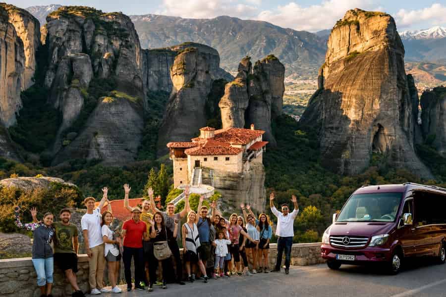 Athen: Tagesausflug zu den Klöstern von Meteora, Höhlen, Zwischenstopps am Meer und Mittagessen. Foto: GetYourGuide Athen: Tagesausflug zu den Klöstern von Meteora, Höhlen, Zwischenstopps am Meer und Mittagessen. Foto: GetYourGuide