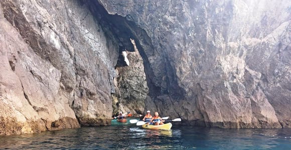 Arrábida: Guided Kayak Tour to Ribeira do Cavalo Beach and Caves