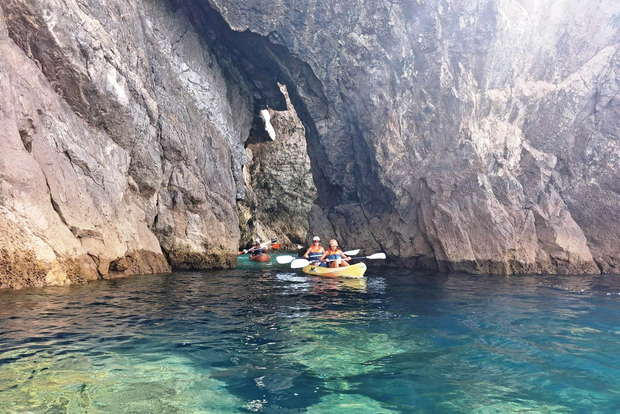 Tour guiado en kayak por el parque natural de la Arrábida, la playa de Cavalo y cuevas