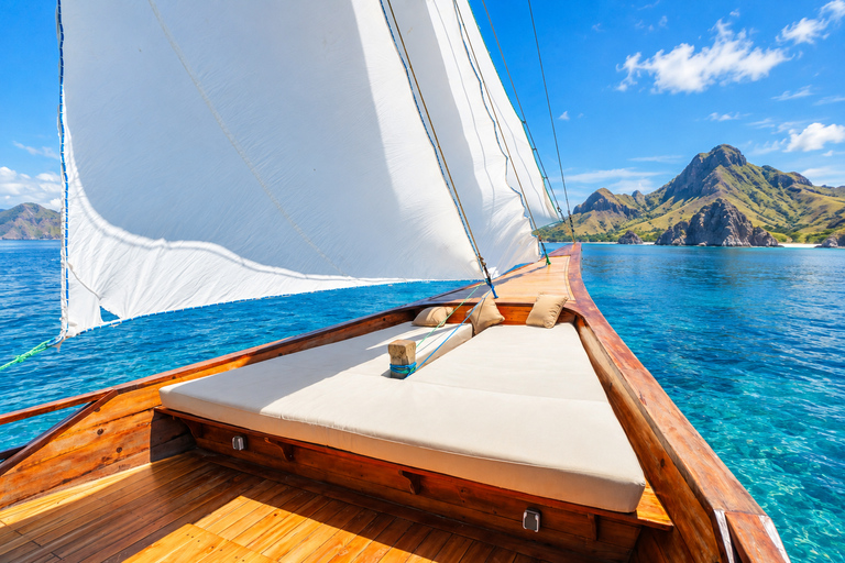 Labuan Bajo: 3-Day Komodo Sailing Luxury Boat with All Fees Deluxe Boat - Private Standar Room (2pax/room)