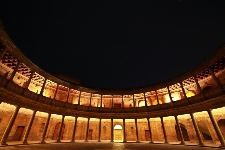Granada: Bilet wstępu na nocną wizytę w AlhambrzeNocna wizyta w pałacach Nasrydów i pałacu Karola V