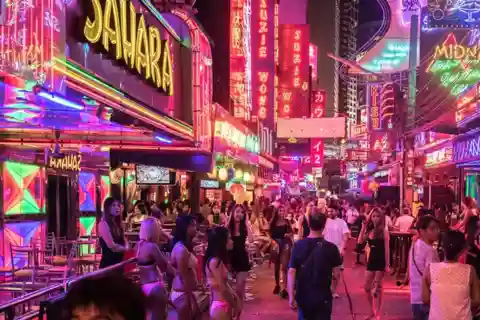 Bangkok : Soi Cowboy, Nana, Soi 11, Rooftops, Clubs & Go Go's