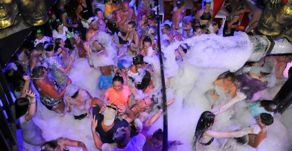 Alanya: Sunset Pirate Boat Tour with Dinner & Foam Party