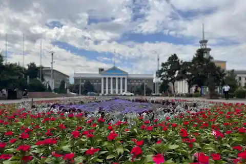 Bishkek: Sovjetunionens historie, sovjetiske arkitekter, statuer og mosaikker