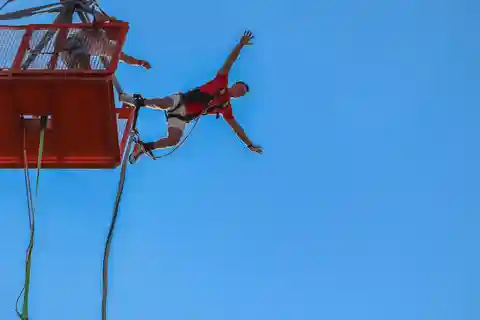 Unvergessliches Bungee-Jumping-Erlebnis in Krakau
