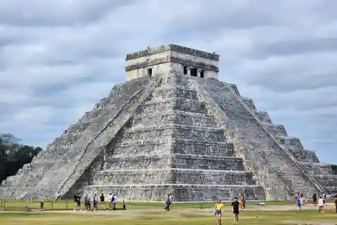 Cancún Classic Chichén Itzá, Cenote Saamal & Valladolid tour