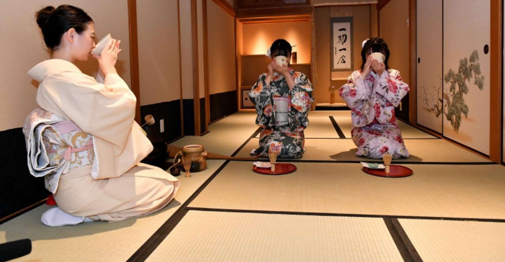 Kyoto: Kimono Tea Ceremony at Orizuruya Gion