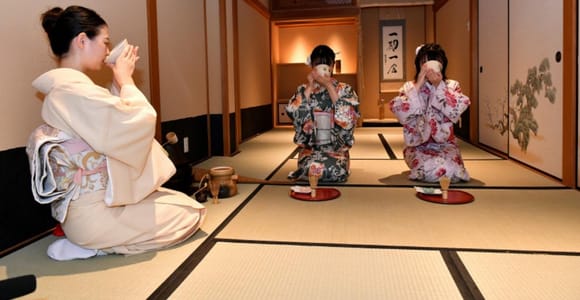 Kyoto: Kimono Tea Ceremony at Orizuruya Gion