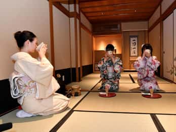 Kimono Tea Ceremony at Orizuruya Gion