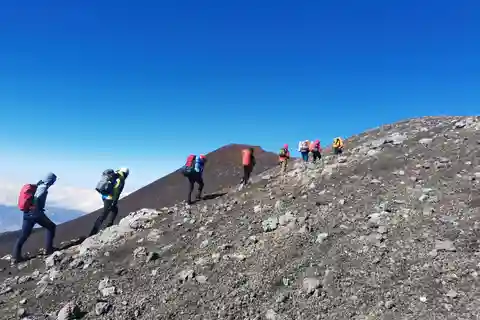 Cratere sommitale dell'Etna solo a piedi