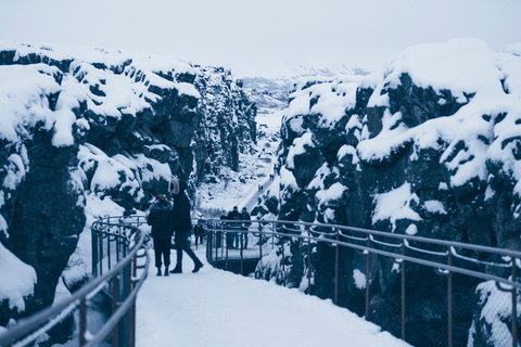 Reykjavík: Golden Circle, Secret Lagoon & Aurora Chase Tour with Pickup from Selected Locations
