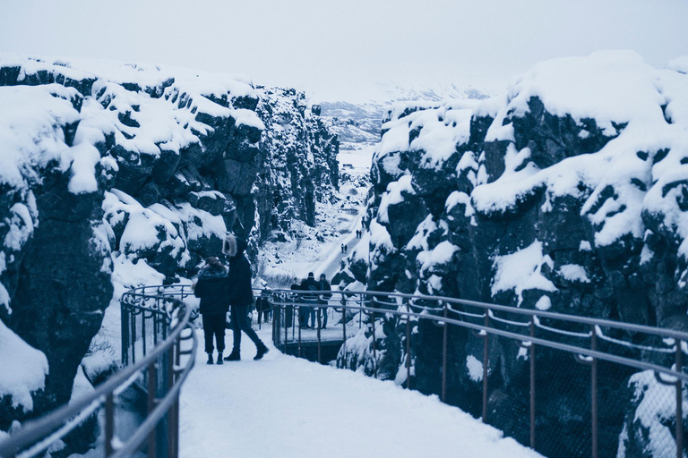 Reykjavík: Golden Circle, Secret Lagoon & Aurora Chase Tour with Pickup from Selected Locations