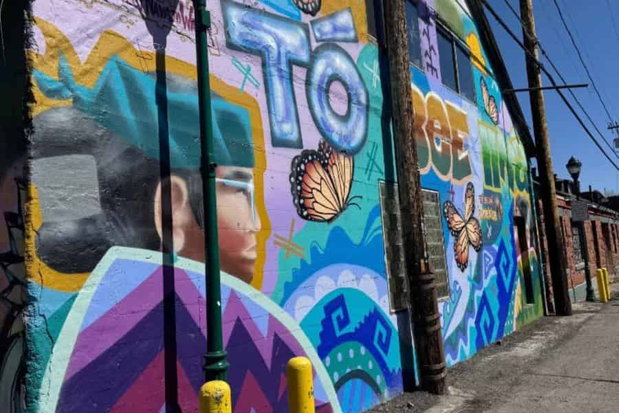 Mural-Tour durch die historische Innenstadt von Flagstaff. Foto: GetYourGuide