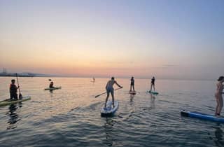 Barcelona: Paddleboarding bei Sonnenuntergang