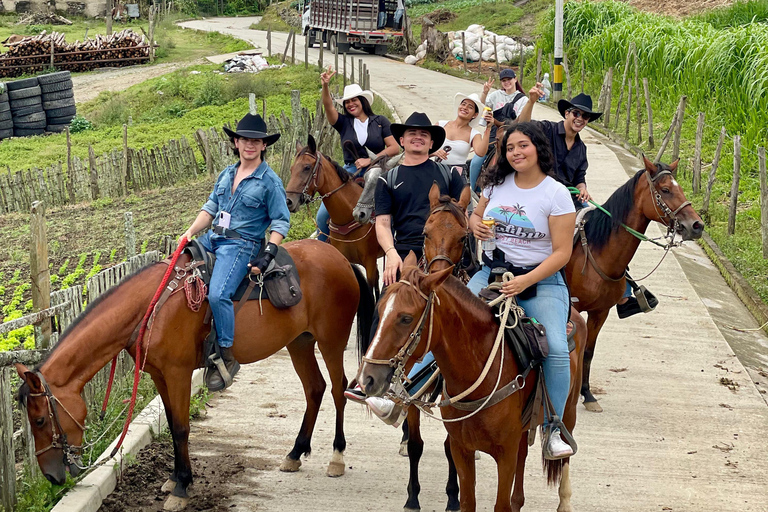 Medellín : excursion à cheval à Caldas avec boissonsMedellín : excursion équestre à Caldas avec boissons
