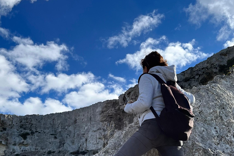 Gozo svelato: Tour guidato di escursionismo con bouldering