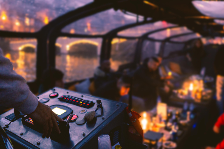 Amsterdam: Light Festival Boat with Unlimited Drinks &amp; Bites