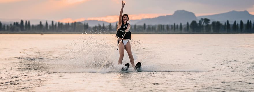 Ski nautique en bateau sur le lac de Constance