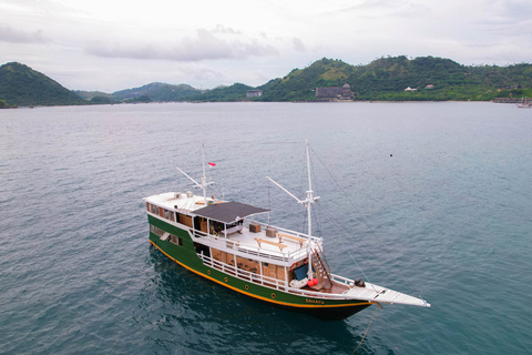 Komodo Dragon Expedition: 3D2N Private/Open Trip Liveaboard 3D2N Open Trip Private Room